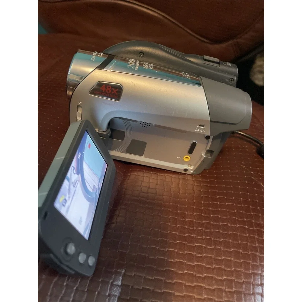 Canon DC320 DVD/SD Card Camcorder, Battery, Charger, (11)